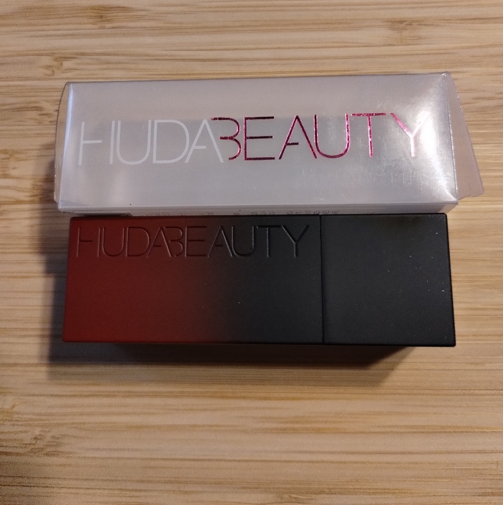 Huda Beauty Power Bullet Matte Lipstick In Promotion Day